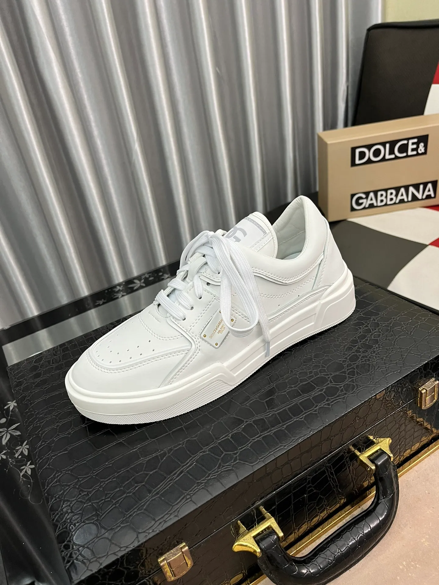 Ex-factory price 480⌚️⌚️DG Men's latest spring and summer 2022, this year's main style, there is no one of them. Super popular and handsome casual shoes. This style inherits the D family's always a little exaggerated yet fashionable style. Exquisite workmanship 🔸Many people love the use of silk cowhide, silk sheepskin lining, [strong][strong][strong] 🔸[strong][strong][strong], a perfect interpretation of the latest inspiration for shoes Classic and fashion are integrated, luxury dream surpasses fashion and high-end quality 💪💪Rubber outsole Size: 38-45, 5⃣️ colors available